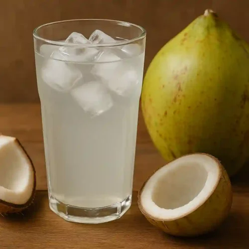 Receta tropical de Mounjaro Natural con agua de coco y limón verde.