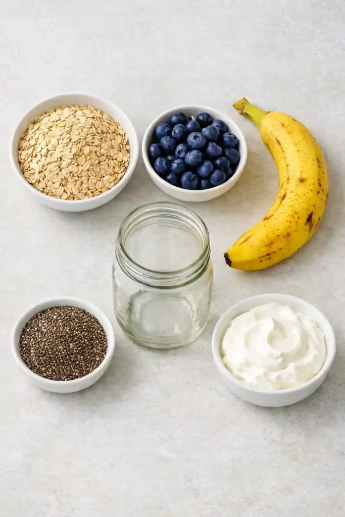 Ingredientes para Avena Nocturna con Arándanos y Plátano  dispuestos ordenadamente