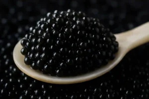 Caviar negro beluga servido en cuchara de nácar - caviar de esturión de lujo