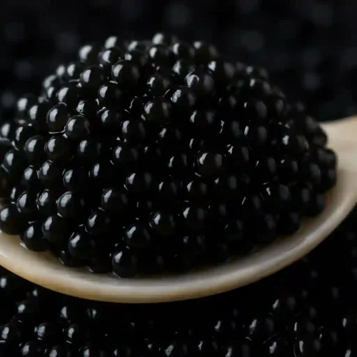 Caviar negro beluga servido en cuchara de nácar - caviar de esturión de lujo