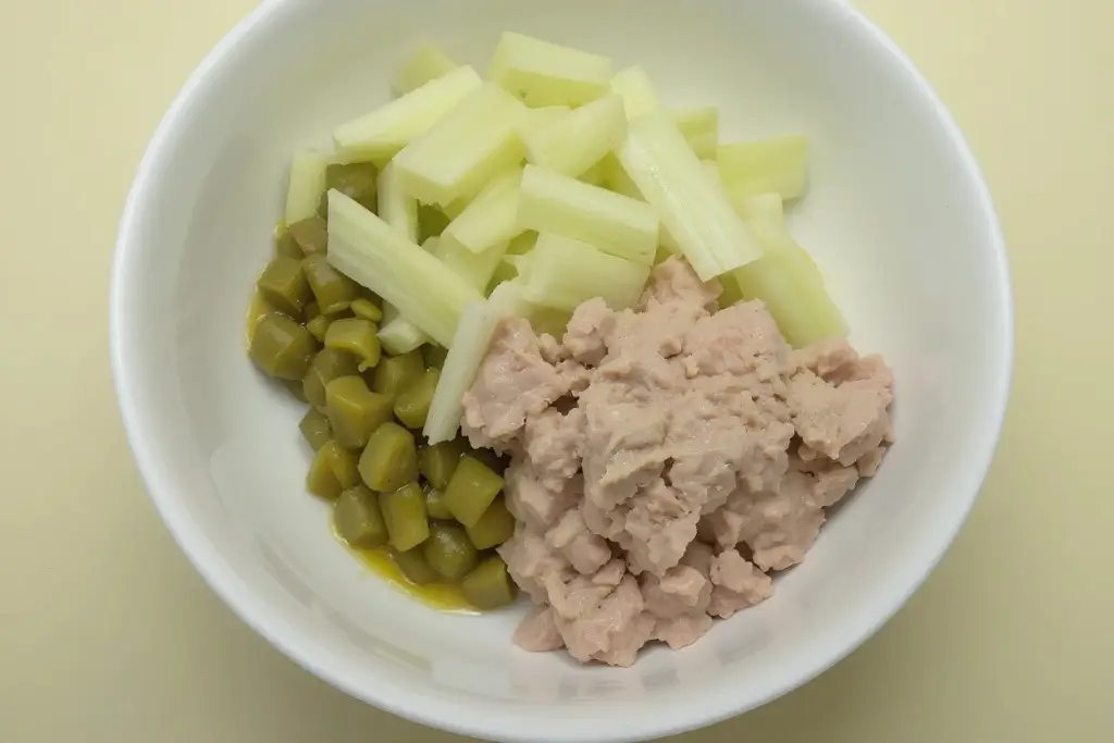 Preparación cremoso de pepino y mezcla de atún con pepinillos