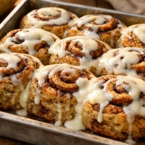 Rollitos de canela con plátano glaseados sobre bandeja de hornear